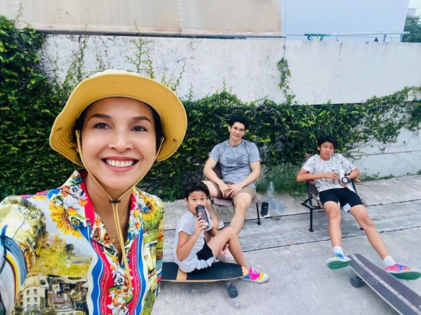 หน่อย บุษกร เผยสาเหตุ เคน ธีรเดช ต้องใช้ไม้เท้า ถือว่าฟาดเคราะห์ หน่อย บุษกร เผยสาเหตุ เคน ธีรเดช ต้องใช้ไม้เท้า ถือว่าฟาดเคราะห์