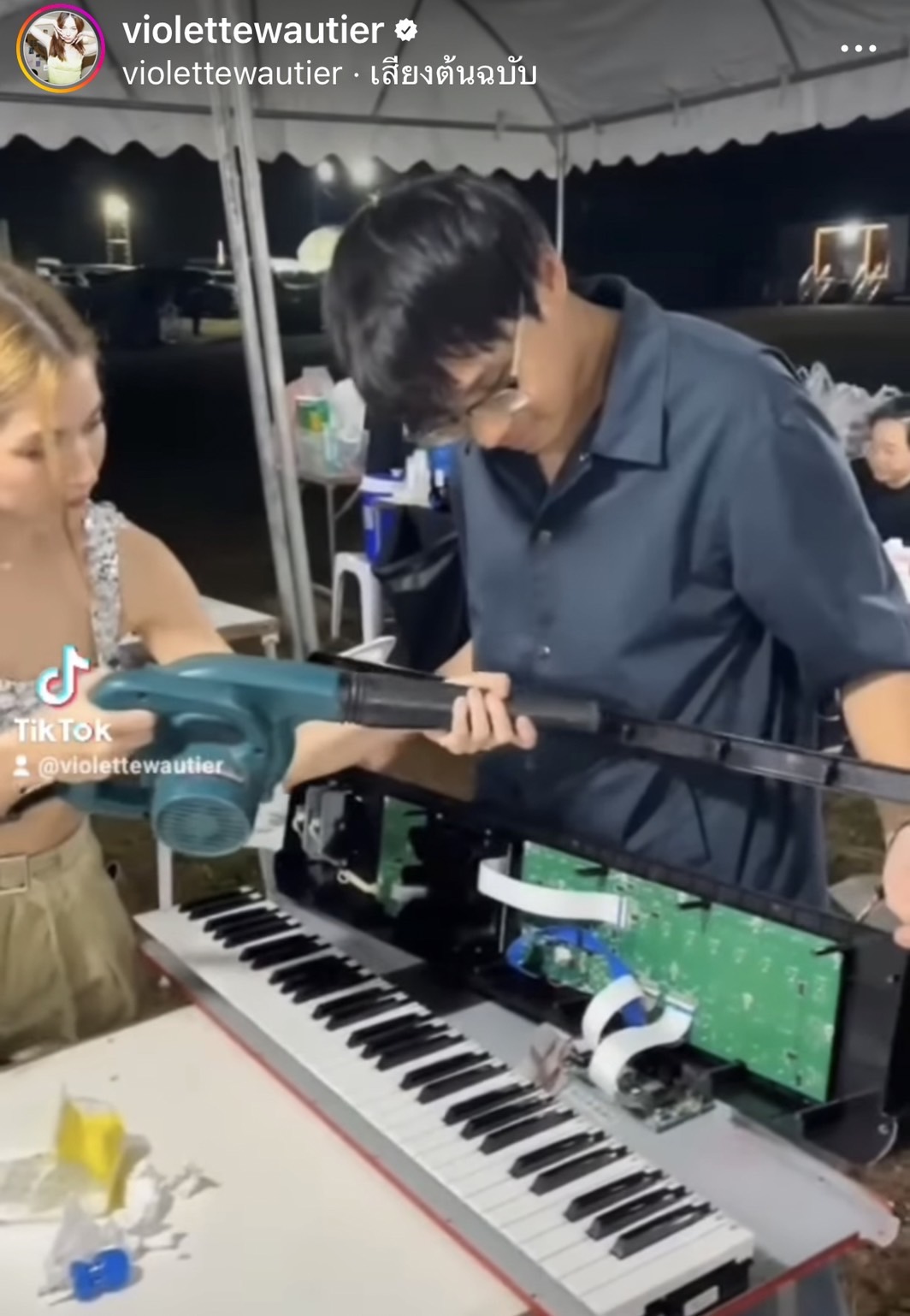 วี วิโอเลต ทุ่มสุดตัว แม้เครื่องดนตรีจะเปียกฝน ขอบคุณแฟนเพลงที่ยังยืนดูและสนุกไปด้วยกัน วี วิโอเลต ทุ่มสุดตัว แม้เครื่องดนตรีจะเปียกฝน ขอบคุณแฟนเพลงที่ยังยืนดูและสนุกไปด้วยกัน