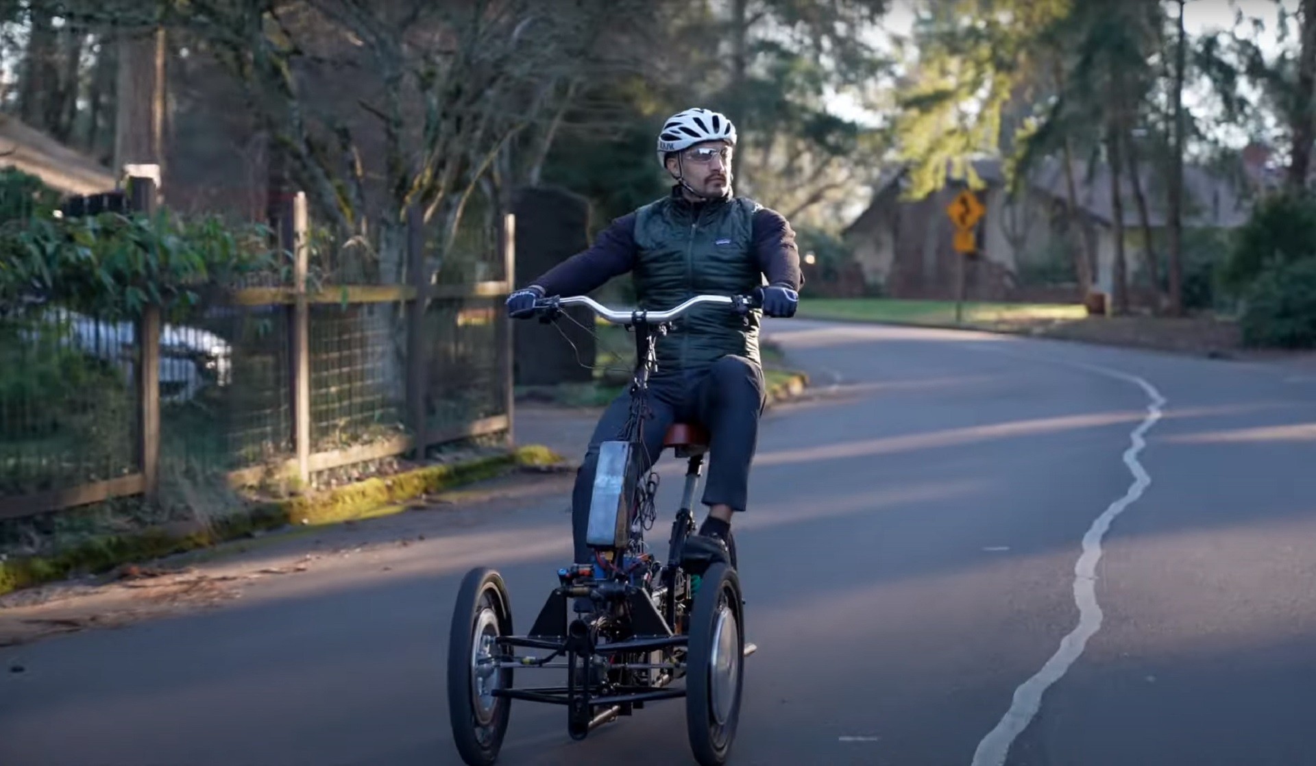 จักรยานสามล้อสุดเฟี้ยว “Arcimoto” เลี้ยวเอียงได้ เกาะถนนแน่น! จักรยานสามล้อสุดเฟี้ยว “Arcimoto” เลี้ยวเอียงได้ เกาะถนนแน่น!