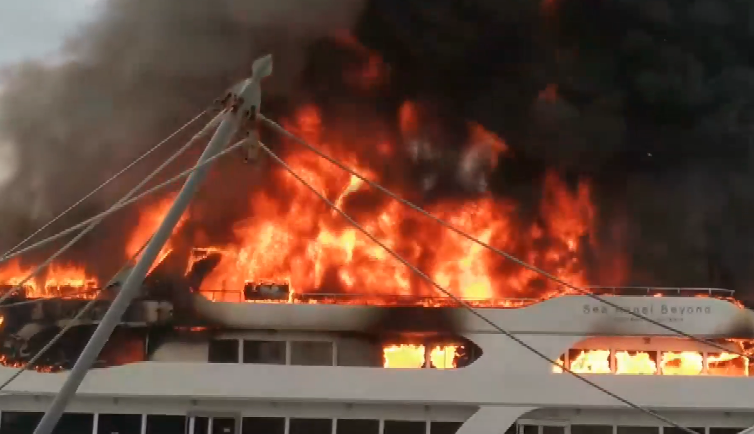 ระทึก! ไฟไหม้เรือหรูข้ามฟากภูเก็ต-เกาะพีพี คาดเสียหายไม่ต่ำกว่า 40 ล้าน ระทึก! ไฟไหม้เรือหรูข้ามฟากภูเก็ต-เกาะพีพี คาดเสียหายไม่ต่ำกว่า 40 ล้าน