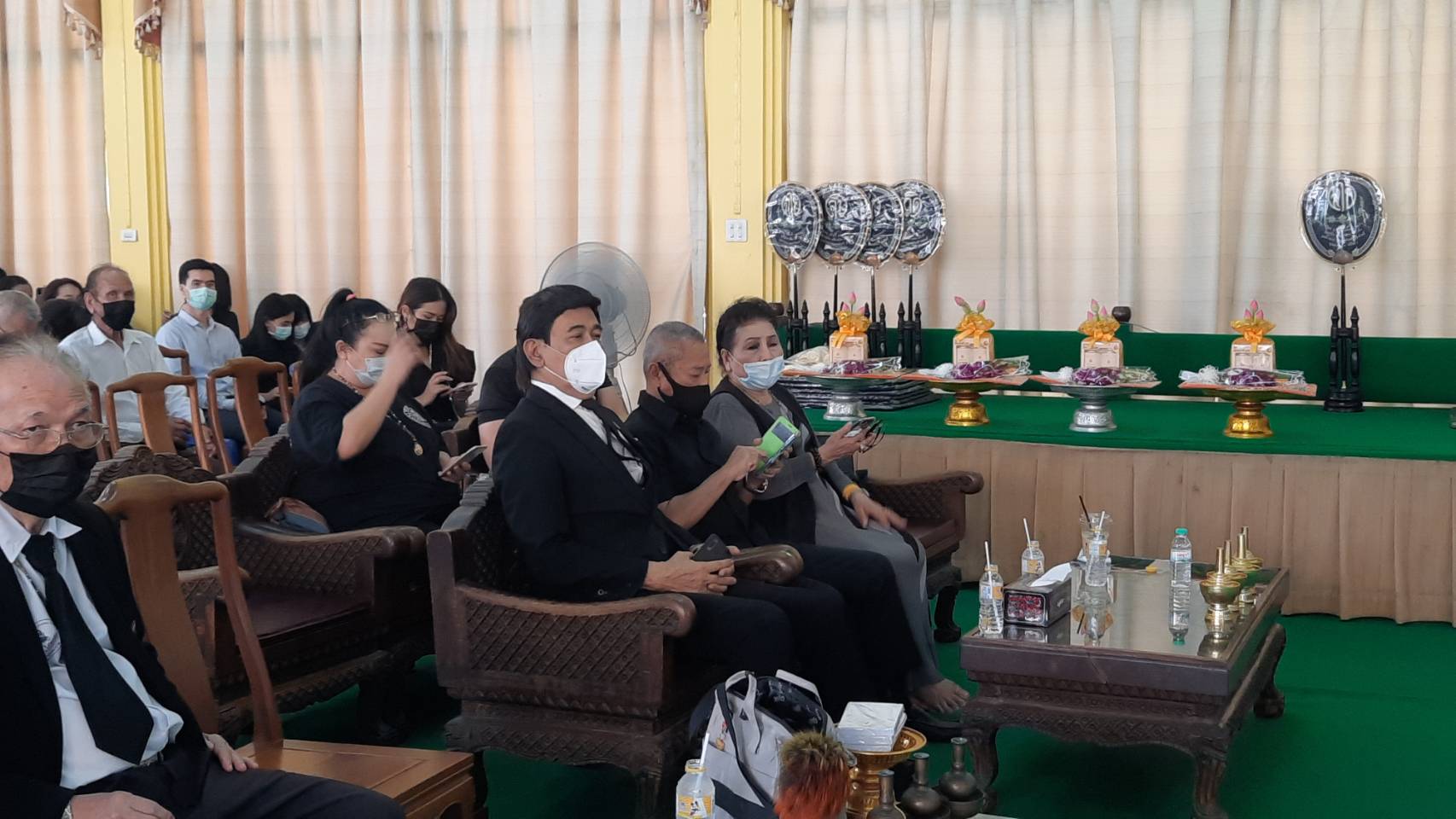 บรรยากาศพิธีรดน้ำศพ ไพโรจน์ ใจสิงห์ ครอบครัวและคนบันเทิงร่วมอาลัยคับคั่ง บรรยากาศพิธีรดน้ำศพ ไพโรจน์ ใจสิงห์ ครอบครัวและคนบันเทิงร่วมอาลัยคับคั่ง