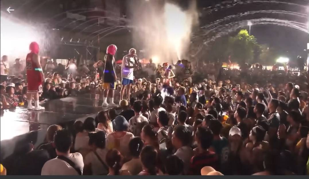 แจ๊ส ชวนชื่น ถูกปาน้ำแข็งใส่ขณะเล่นคอนเสิร์ต ด้าน แจง โพสต์เดือด คนไม่มีจิตสำนึกควรนอนอยู่บ้าน แจ๊ส ชวนชื่น ถูกปาน้ำแข็งใส่ขณะเล่นคอนเสิร์ต ด้าน แจง โพสต์เดือด คนไม่มีจิตสำนึกควรนอนอยู่บ้าน