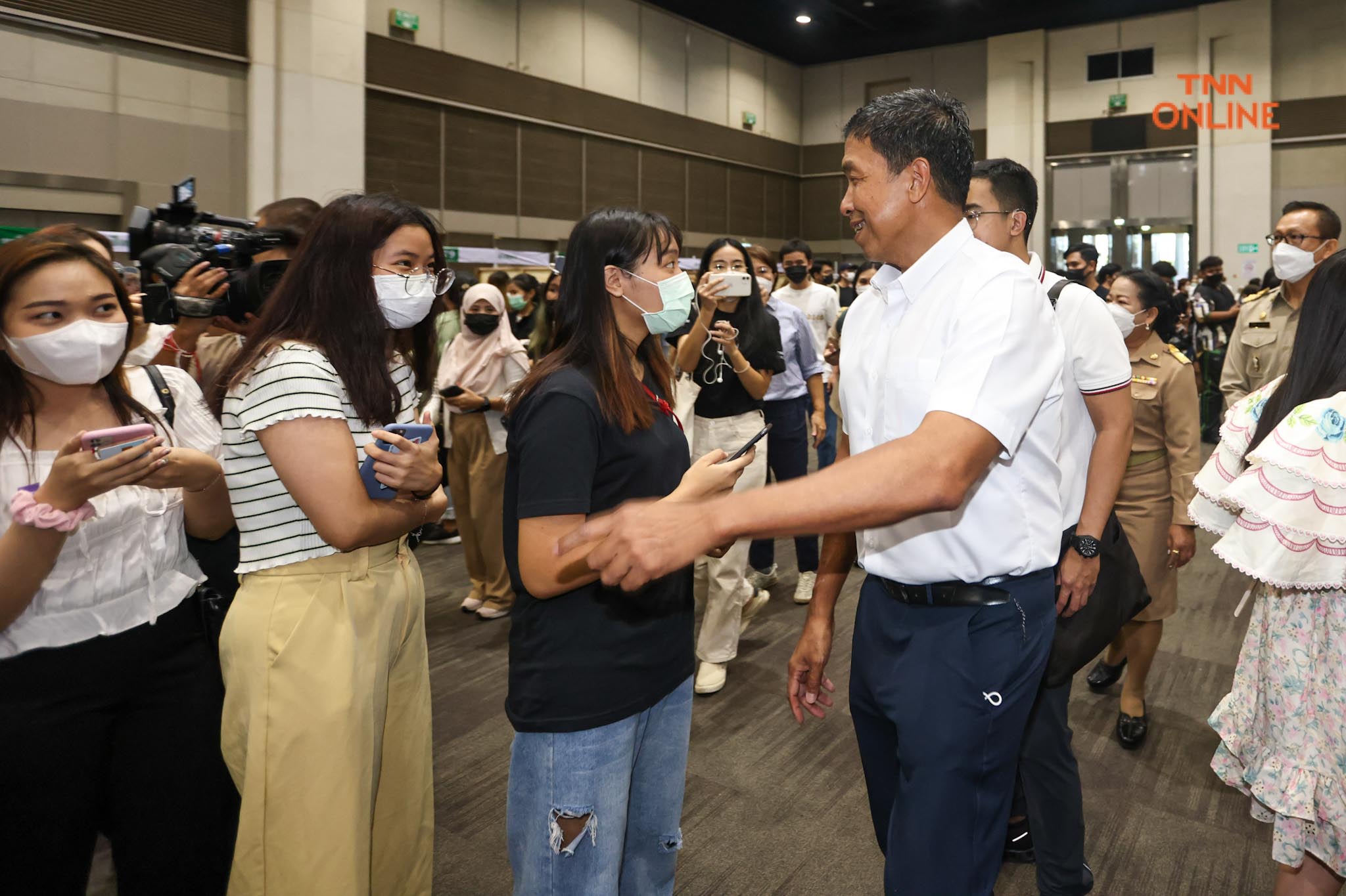 “อนาคตเป็นของพวกเรา“ ชัชชาติ ทักทาย ปชช. พร้อมตรวจเยี่ยมหน่วยเลือกตั้งล่วงหน้า พารากอน ฮอลล์ 