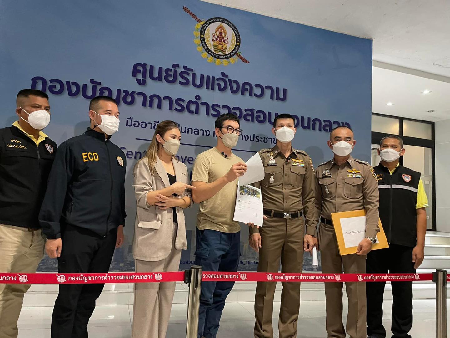 ชาคริต แย้มนาม พร้อมภรรยา เข้าแจ้งความ ปคบ.ล่าคนร้ายปลอมเพจหลอกขายทุเรียน