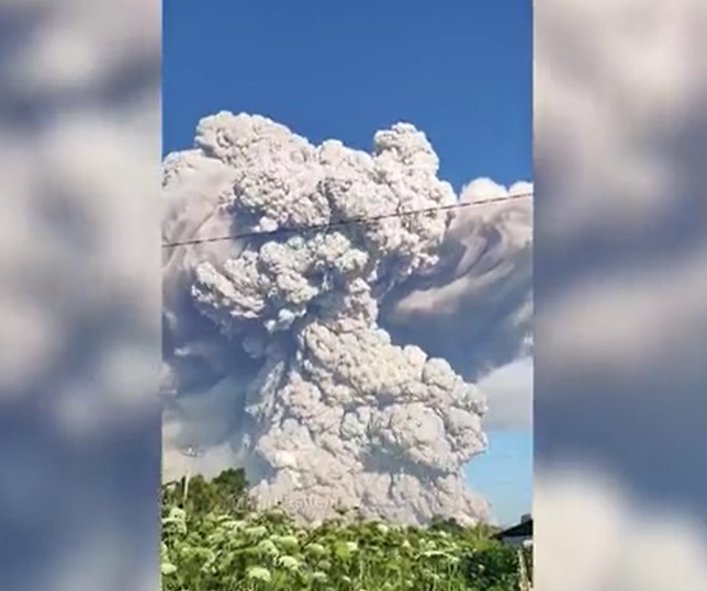 ภูเขาไฟ ชินาบุง ในอินโดฯปะทุ พ่นเถ้าถ่านสูง 7 กม.