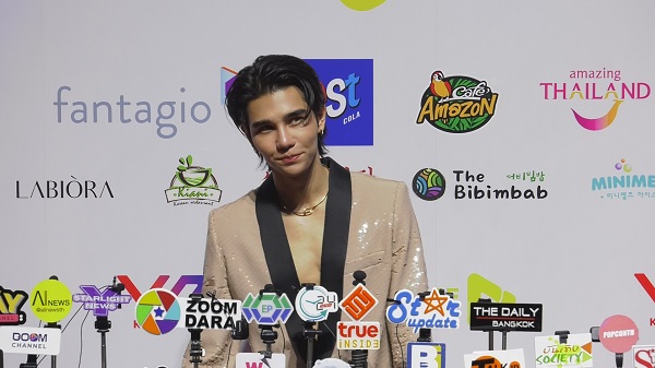 เจฟ ซาเตอร์ ทำเพลงให้คู่จิ้น บาร์โค้ด เสร็จเรียบร้อยแล้ว เจฟ ซาเตอร์ ทำเพลงให้คู่จิ้น บาร์โค้ด เสร็จเรียบร้อยแล้ว