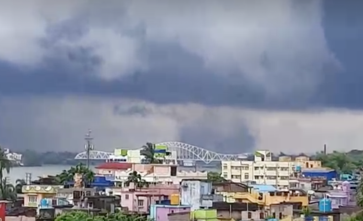 โซเชียลแพร่ภาพสุดสะพรึง “ทอร์นาโด” ลูกใหญ่พัดถล่มอินเดีย