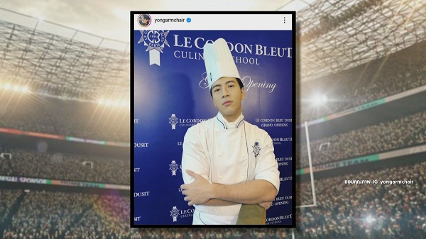 “โย่ง อาร์มแชร์” รับหน้าที่เชฟ เสิร์ฟผัดไทให้นักเตะศึกแดงเดือด  (มีคลิป)