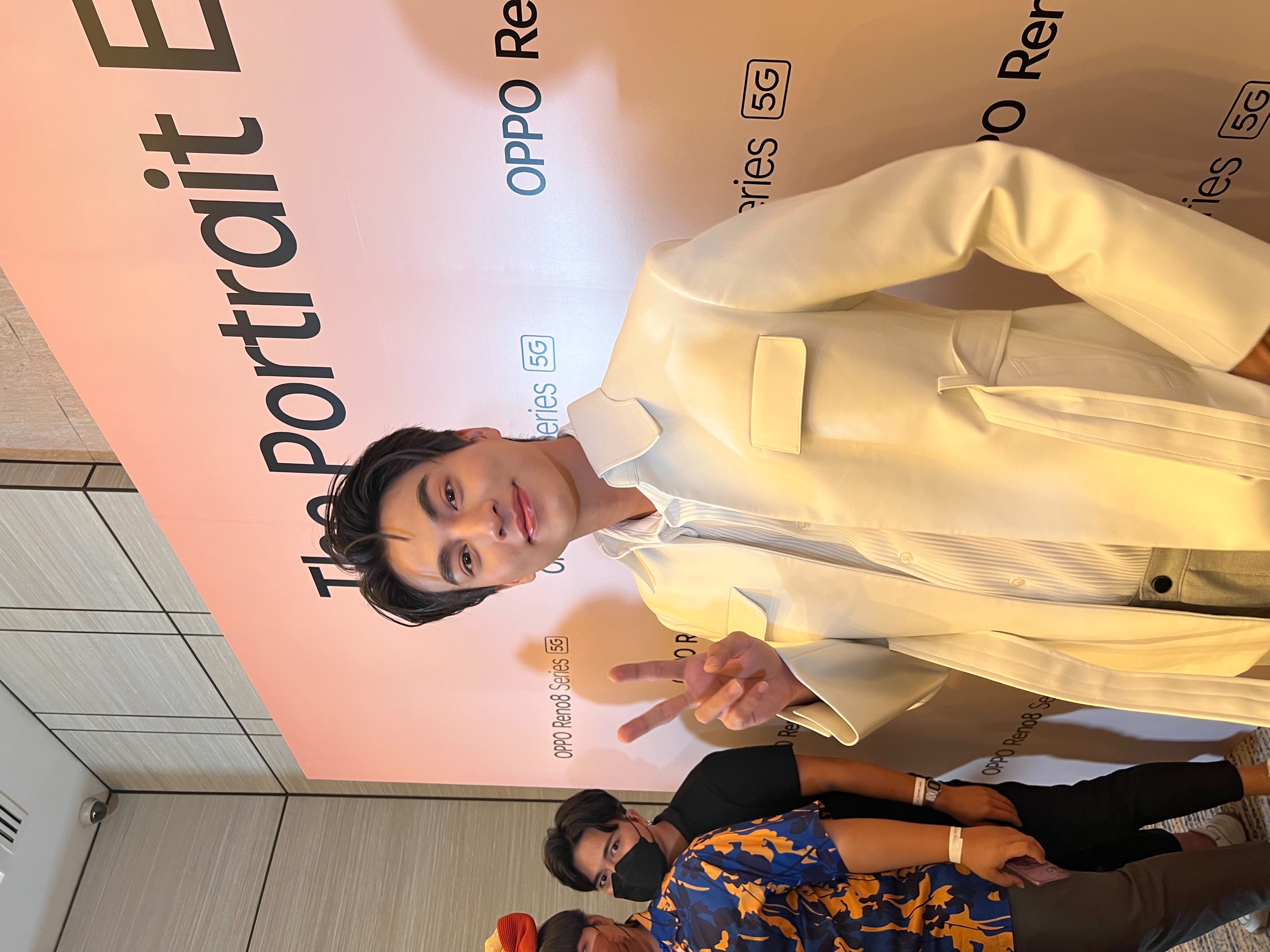 กลัฟ คณาวุฒิ ยิ้มรับแฟนมีตติ้งกระแสตอบรับดี ตื่นเต้นโชว์ต่างประเทศครั้งแรก กลัฟ คณาวุฒิ ยิ้มรับแฟนมีตติ้งกระแสตอบรับดี ตื่นเต้นโชว์ต่างประเทศครั้งแรก