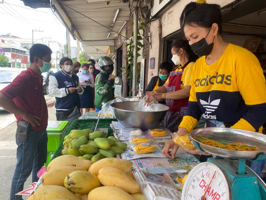 มิลลิ ดันยอดขาย! ข้าวเหนียวมะม่วง โคราชคนแห่ต่อคิวซื้อเต็มหน้าร้าน