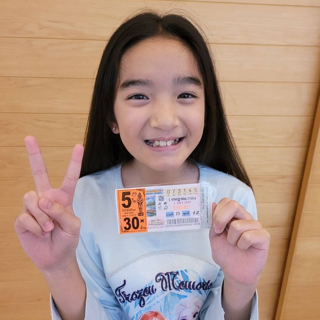 กบ-บรู๊ค ส่งมอบเงินช่วยเหลือแล้ว!! 105 ครอบครัวพร้อมสู้โควิด-19