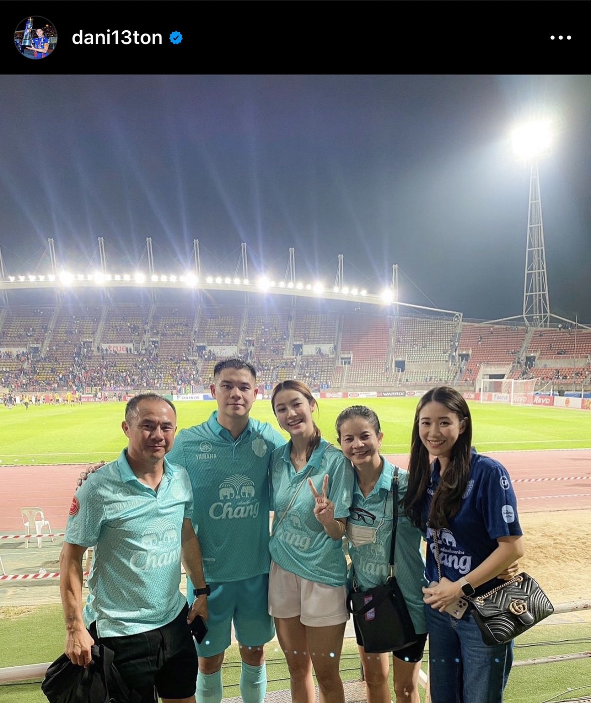 โมเมนต์น่ารัก น้ำตาล ทิพย์นารี ตามเชียร์พี่ชาย ต้น นฤบดินทร์ ติดขอบสนาม