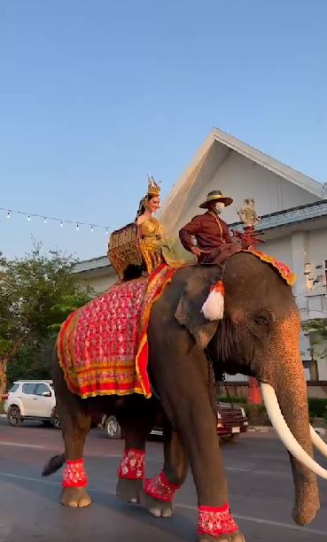 แปลงโฉมเป็นนางสงกรานต์ เดียร์น่า สวมชุดไทย นั่งเสลี่ยงบนหลังช้าง 