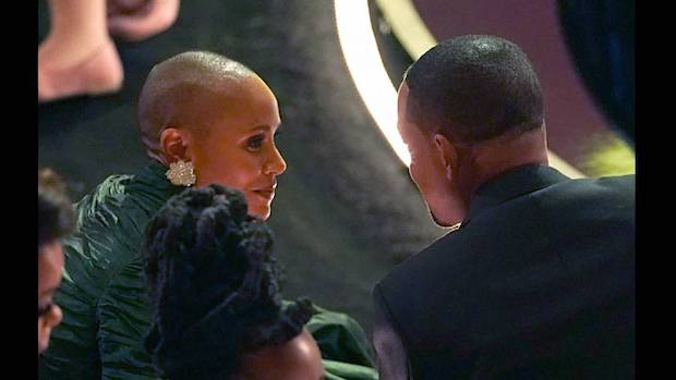 ทำไมยังขำออก?!! ชาวเน็ตแชร์ภาพภรรยา ‘วิส สมิธ’ หัวเราะหลังช็อตตบประวัติศาสตร์ (มีคลิป) ทำไมยังขำออก?!! ชาวเน็ตแชร์ภาพภรรยา ‘วิส สมิธ’ หัวเราะหลังช็อตตบประวัติศาสตร์ (มีคลิป)