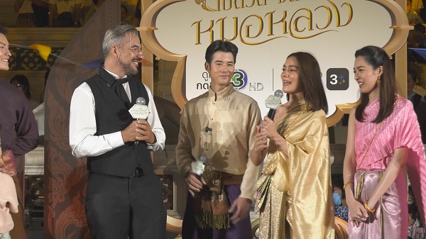 มาริโอ้ - คิมเบอร์ลี่ นำทีมสร้างความสนุกในงานวัดย้อนยุคเพื่อแฟนๆ (มีคลิป)   