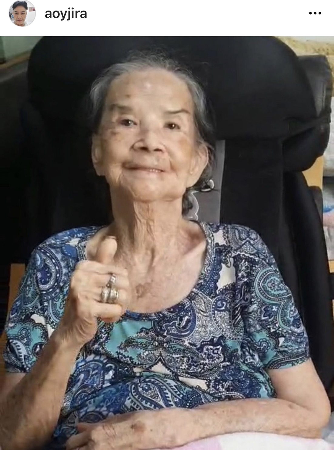 คุณยายมารศรี สุดปลื้ม รับโล่รางวัล ผู้มีอายุ 100 ปี สุขภาพดีเยี่ยม คุณยายมารศรี สุดปลื้ม รับโล่รางวัล ผู้มีอายุ 100 ปี สุขภาพดีเยี่ยม