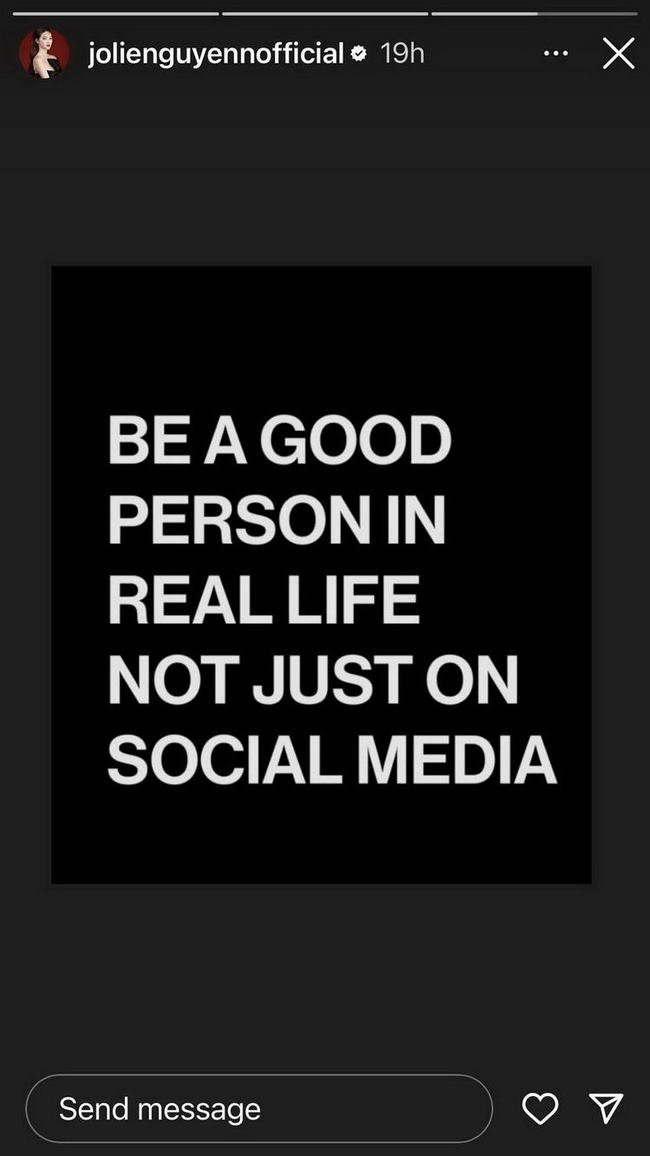 แห่กดซูม โจลี่ เหงียน โพสต์แฉ! ถูกชายดักรอหน้าที่พัก ชาวเน็ตบอกหน้าคุ้นๆ แห่กดซูม โจลี่ เหงียน โพสต์แฉ! ถูกชายดักรอหน้าที่พัก ชาวเน็ตบอกหน้าคุ้นๆ