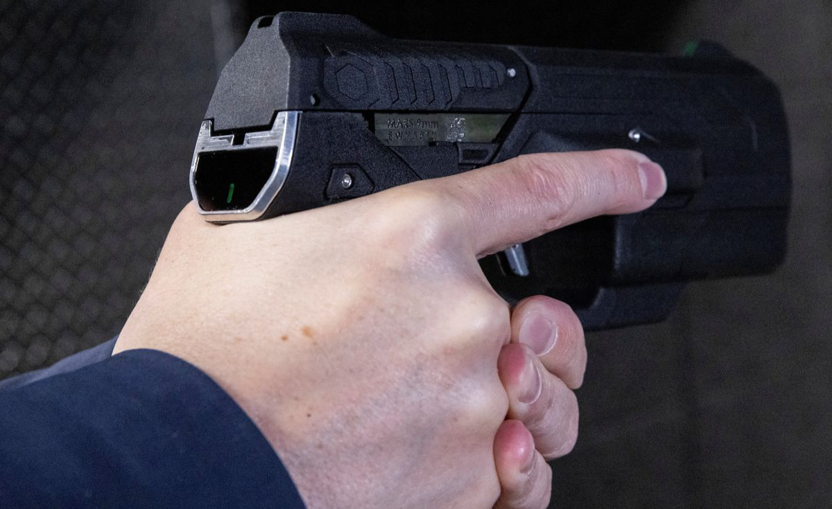 เตรียมวางขาย ‘ปืนอัจฉริยะ’ ในสหรัฐฯ แสกนลายนิ้วมือก่อนยิง เตรียมวางขาย ‘ปืนอัจฉริยะ’ ในสหรัฐฯ แสกนลายนิ้วมือก่อนยิง