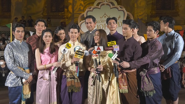 มาริโอ้ - คิมเบอร์ลี่ นำทีมสร้างความสนุกในงานวัดย้อนยุคเพื่อแฟนๆ (มีคลิป)   