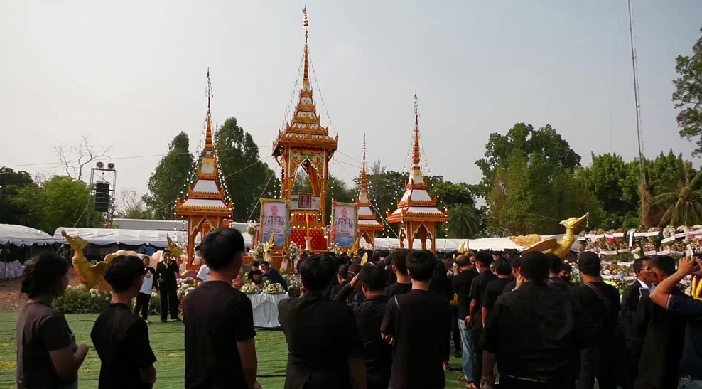 แม่นกน้อย อุไรพร และศิลปินหมอลำร่วมส่ง พ่อหลอด เสียงอิสาน ครั้งสุดท้ายในพิธีฌาปนกิจ
