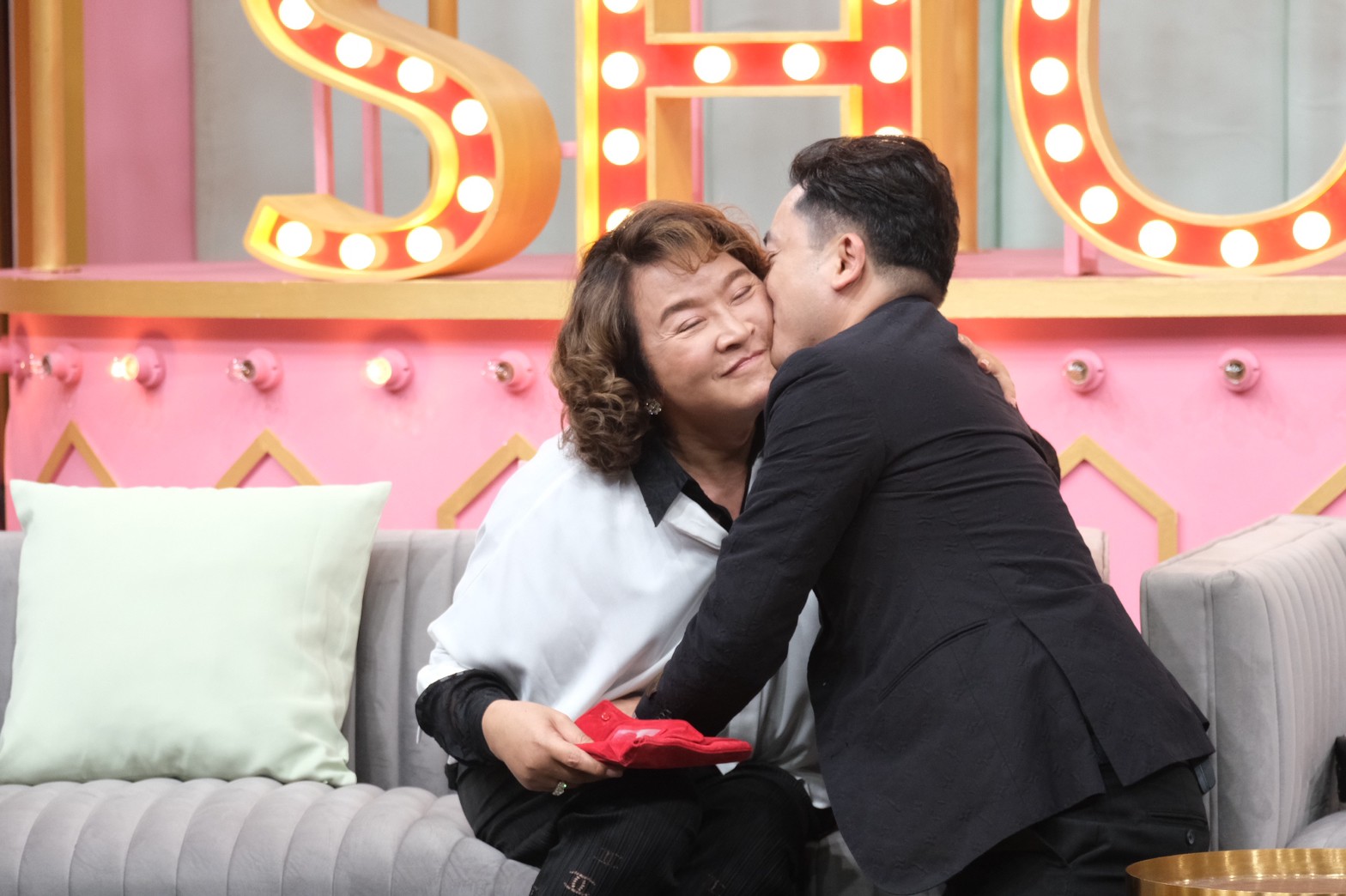 อ้วน รีเทิร์น ปลื้ม หมอย้ง เซอร์ไพรส์มอบของขวัญให้ หลังคบมานานกว่า 10 ปี