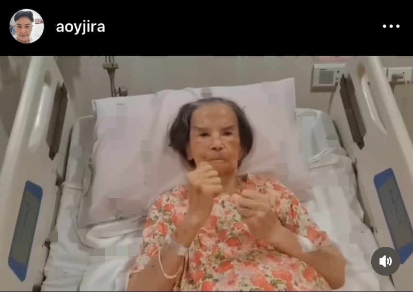 คุณยายมารศรี โชว์ความแข็งแรง หลังดีใจที่ได้กลับบ้านแล้ว คุณยายมารศรี โชว์ความแข็งแรง หลังดีใจที่ได้กลับบ้านแล้ว