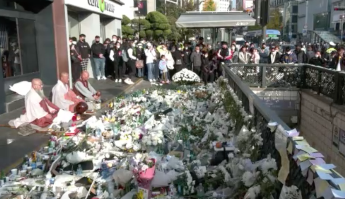 ฮาโลวีนอิแทวอน เกาหลีใต้ไว้ทุกข์ทั่วประเทศเป็นวันที่ 2 จากเหตุโศกนาฏกรรม ฮาโลวีนอิแทวอน เกาหลีใต้ไว้ทุกข์ทั่วประเทศเป็นวันที่ 2 จากเหตุโศกนาฏกรรม