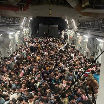 เปิดภาพชาวอัฟกานิสถานกว่า640ชีวิต อัดแน่นบนเครื่องบินหลบหนีตาลีบัน