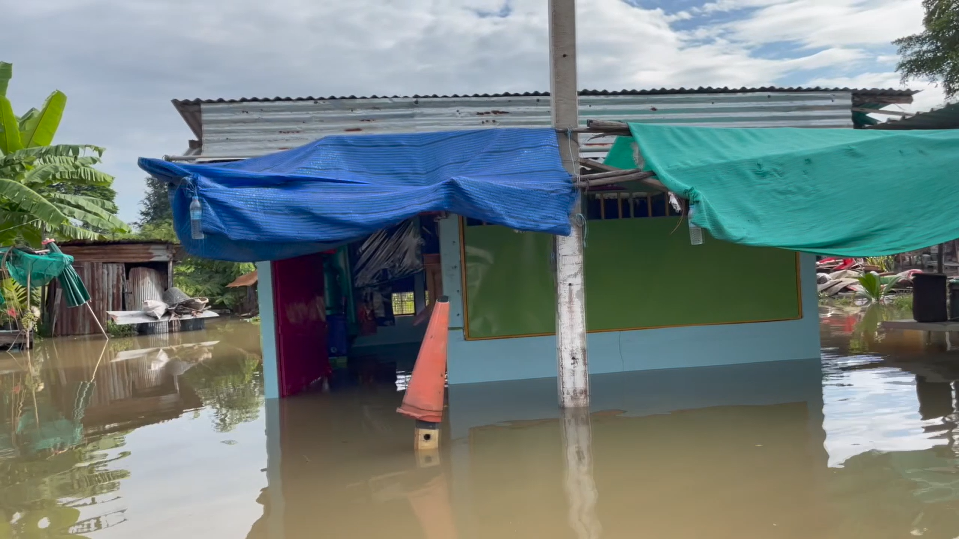 ประมวลภาพ น้ำท่วมอยุธยา จม 157 จุด ท้ายเขื่อนพระรามหกยังวิกฤต ประมวลภาพ น้ำท่วมอยุธยา จม 157 จุด ท้ายเขื่อนพระรามหกยังวิกฤต