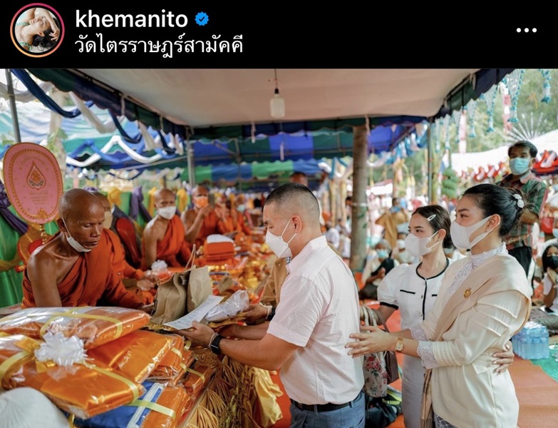 แพนเค้ก ควงสารวัตรหมี พร้อมครอบครัวทำบุญกฐิน สวมชุดไทยล้างห้องน้ำวัด