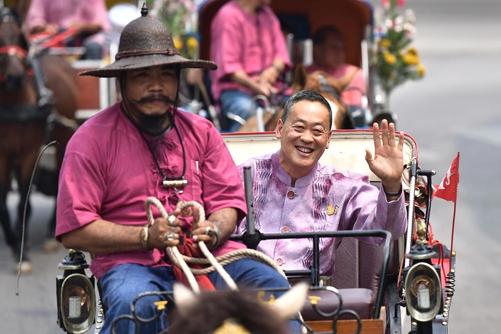 นายกฯ นั่งรถม้าลำปาง ขอให้ช่วยกันสนับสนุนเอกลักษณ์ชาวลำปางไม่ให้สูญหาย นายกฯ นั่งรถม้าลำปาง ขอให้ช่วยกันสนับสนุนเอกลักษณ์ชาวลำปางไม่ให้สูญหาย