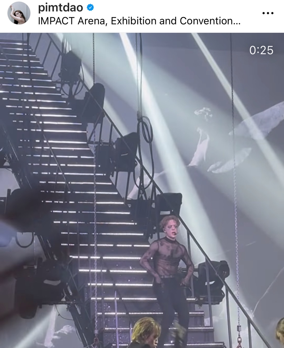 ดาว พิมพ์ทอง ทัวร์ลงใช้อภิสิทธิ์ดารา โชว์ภาพคู่ แจ็คสัน หวัง