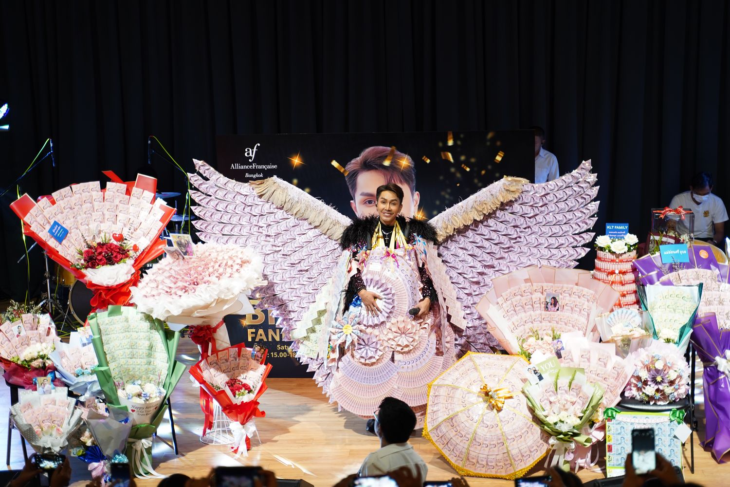 ตรี ชัยณรงค์ จัดแฟนมีตฉลองวันเกิด แฟนคลับเซอร์ไพรส์ชุดใหญ่ มาลัยหลักล้าน!! 