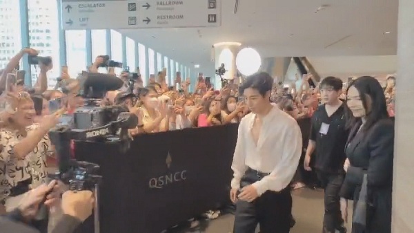 แฟนคลับแน่น “มาร์ค ต้วน”  ร่วมงานอีเว้นท์ใจกลางเมือง    (มีคลิป)