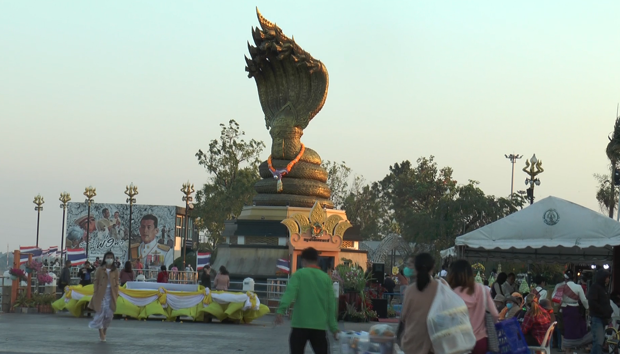 นครพนมหนาวสุดรอบปี อุณหภูมิเหลือ 15 องศาฯ คนเที่ยวริมโขงคึกคัก นครพนมหนาวสุดรอบปี อุณหภูมิเหลือ 15 องศาฯ คนเที่ยวริมโขงคึกคัก