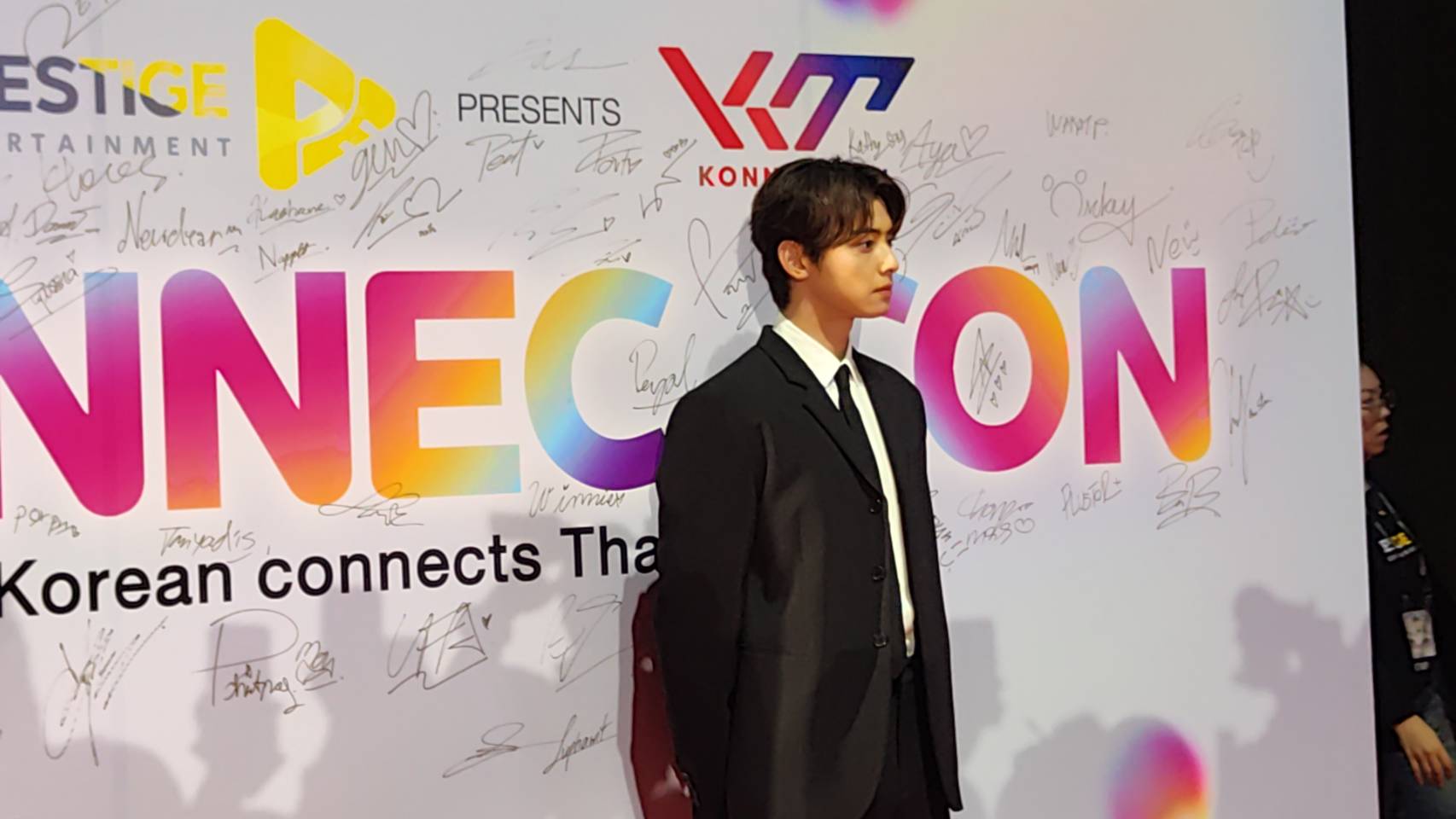 เปิดภาพซุปตาร์หนุ่ม ชาอึนอู ร่วมเดินพรมแดงในงานแถลงข่าว KONNECT CON