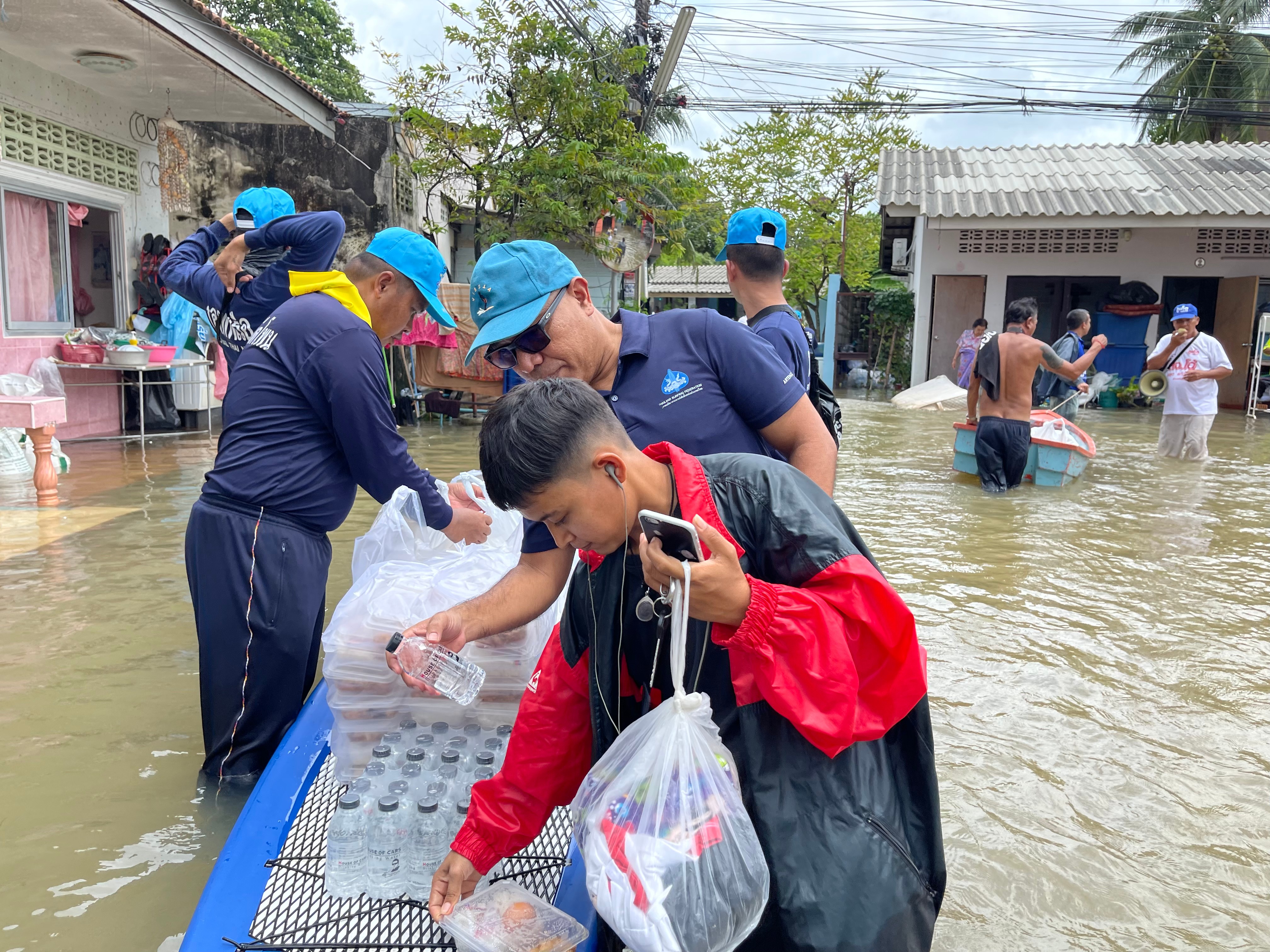 ร่วมด้วยช่วยกัน!!! ส.กีฬากระดานโต้คลื่น มอบอาหารเครื่องดื่มช่วยผู้ประสบภัยน้ำท่วมจ.ภูเก็ต