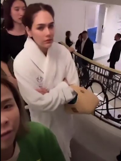 ผู้ประสบภัย ชมพู่ อารยา หอบของหนีนาทีระทึกที่ฝรั่งเศส ผู้ประสบภัย ชมพู่ อารยา หอบของหนีนาทีระทึกที่ฝรั่งเศส