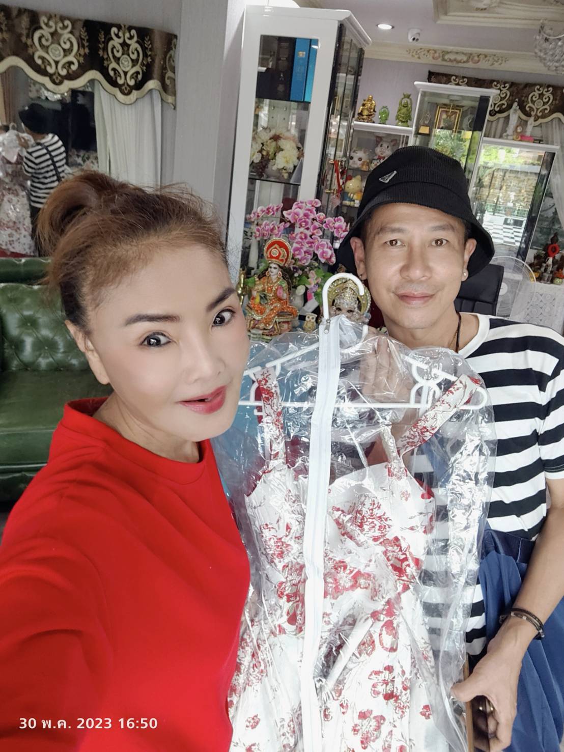 ตื่นเต้นและภูมิใจ ดาว มยุรี ตัดชุดให้ แม่ผึ้ง พุ่มพวง ดวงจันทร์ ครั้งแรก ตื่นเต้นและภูมิใจ ดาว มยุรี ตัดชุดให้ แม่ผึ้ง พุ่มพวง ดวงจันทร์ ครั้งแรก