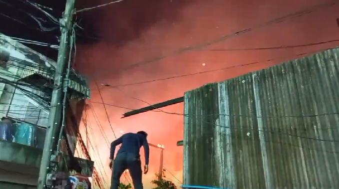 ระทึก! ไฟไหม้ชุมชนในซอยสุขสวัสดิ์ 52 เสียหาย 7 หลัง เจ็บ 3 ราย ระทึก! ไฟไหม้ชุมชนในซอยสุขสวัสดิ์ 52 เสียหาย 7 หลัง เจ็บ 3 ราย