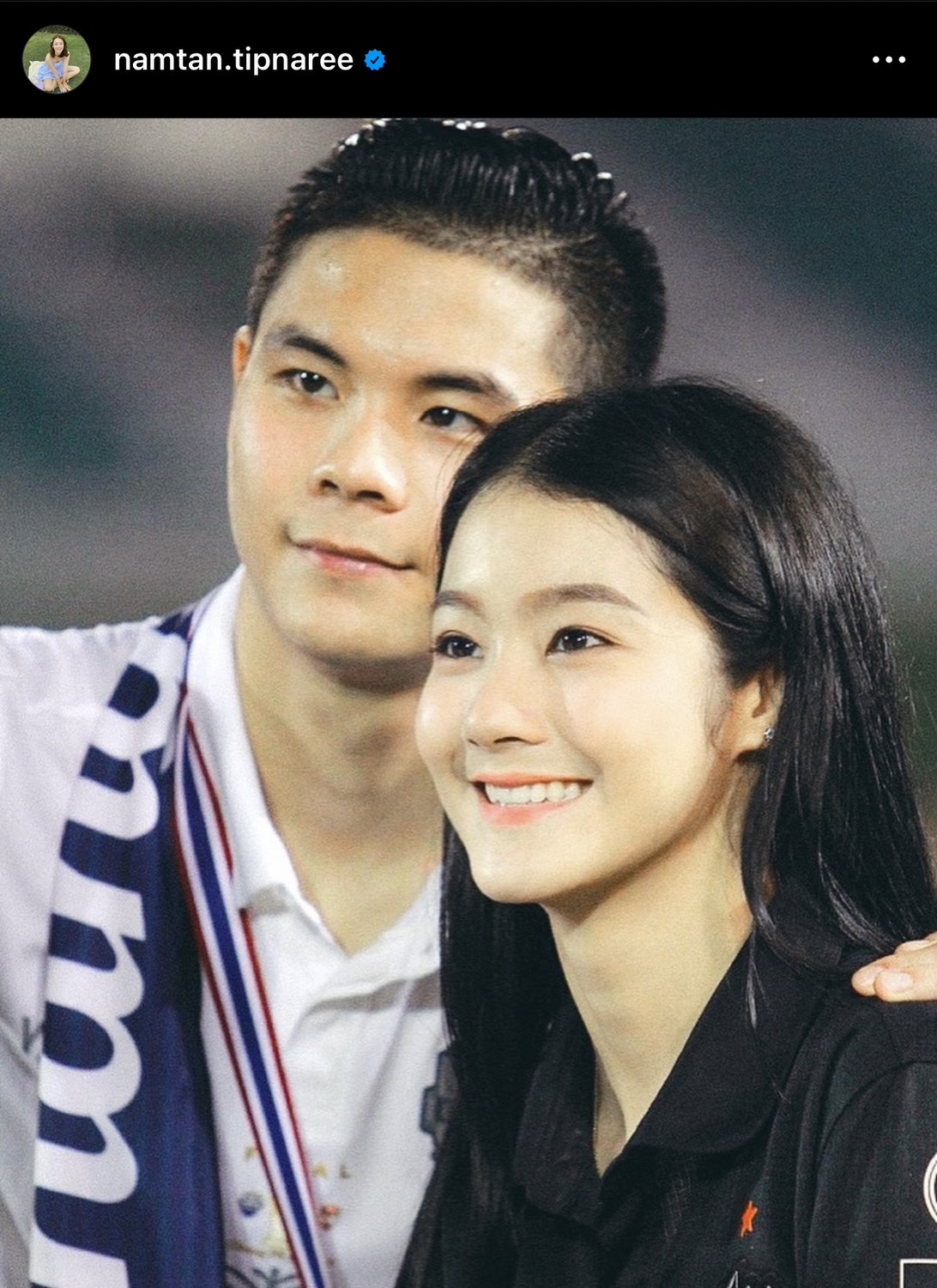 โมเมนต์น่ารัก น้ำตาล ทิพย์นารี ตามเชียร์พี่ชาย ต้น นฤบดินทร์ ติดขอบสนาม