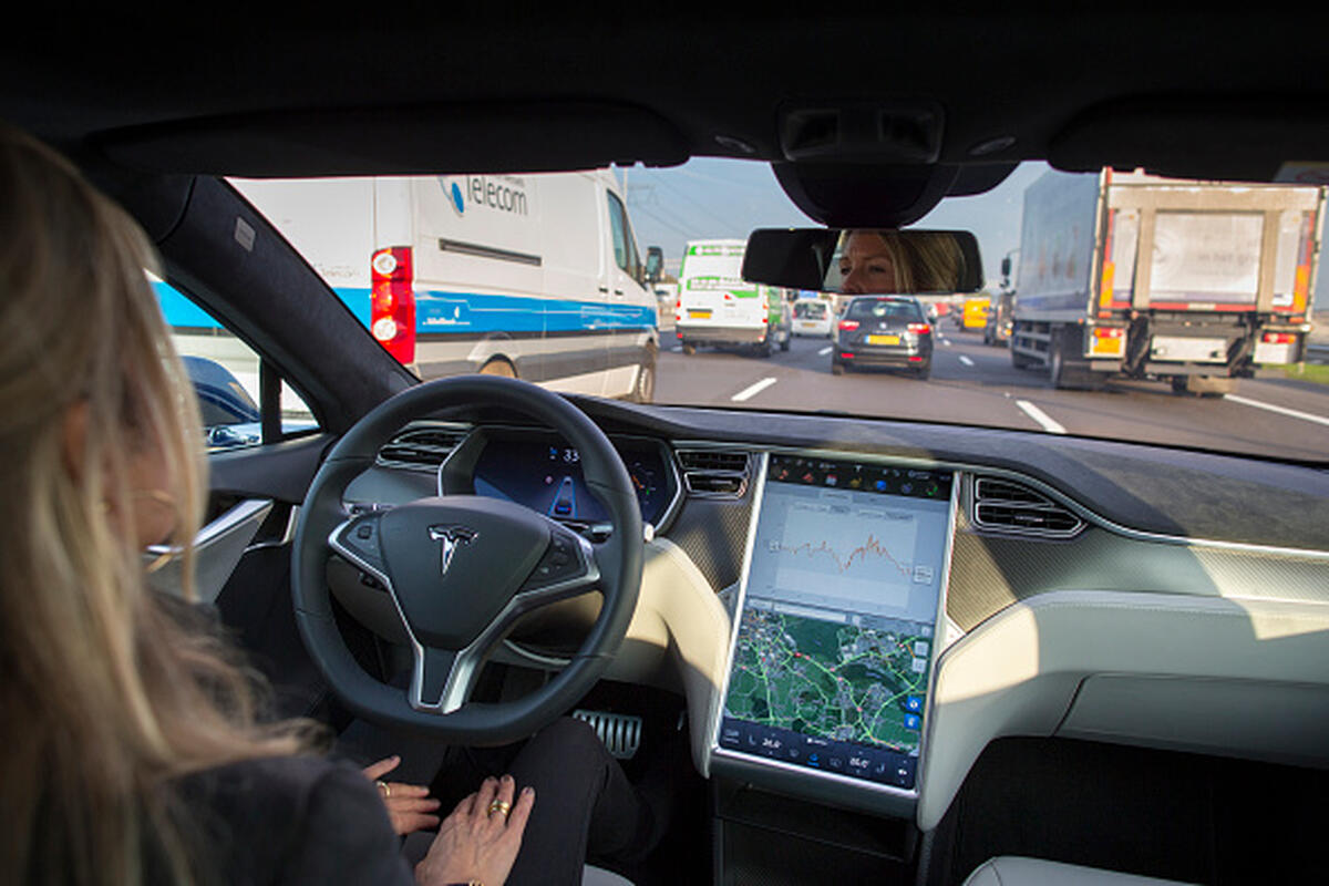ตำรวจจับคนขับรถหลับในบน Tesla ที่กำลังขับเคลื่อนอัตโนมัติอยู่