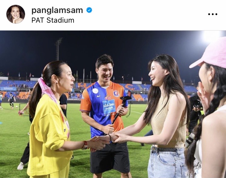 'ควอน นารา' ชมเกมไทยลีก!! ดาราเกาหลีซีรีส์ Itaewon Class กระทบไหล่ ‘มาดามแป้ง’ 'ควอน นารา' ชมเกมไทยลีก!! ดาราเกาหลีซีรีส์ Itaewon Class กระทบไหล่ ‘มาดามแป้ง’