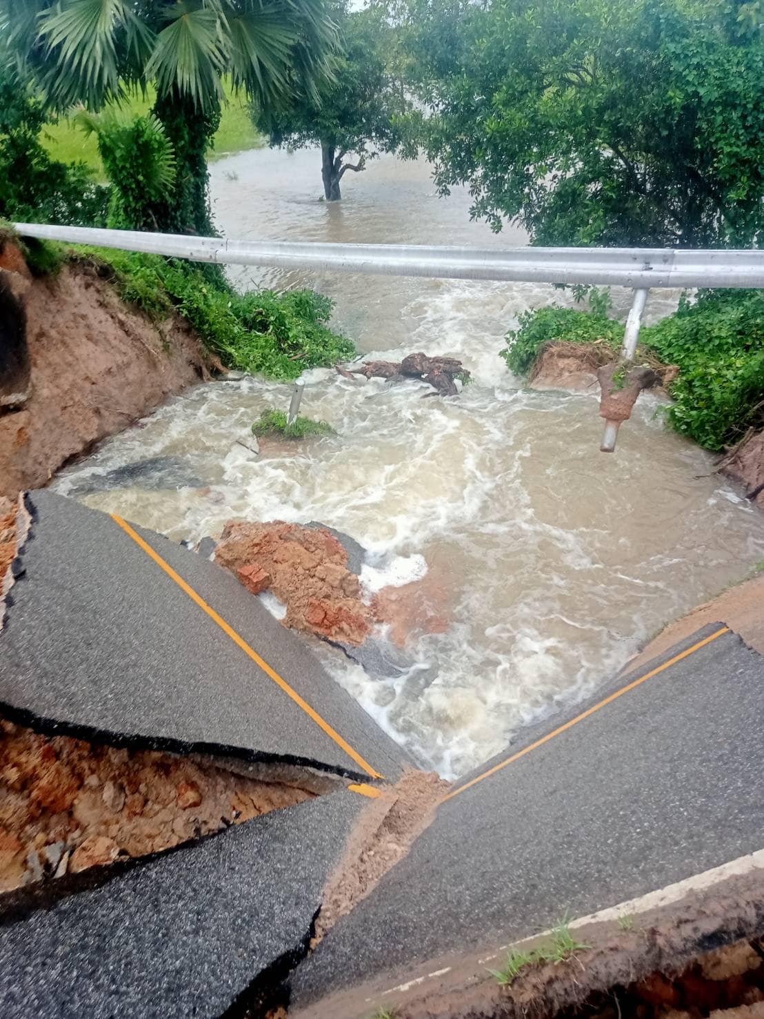พายุโนรูเข้าไทยแผลงฤทธิ์แรง! ถนนทรุดทางขาด ในอ.วารินชำราบ อุบลฯ-สัญจรผ่านไม่ได้ พายุโนรูเข้าไทยแผลงฤทธิ์แรง! ถนนทรุดทางขาด ในอ.วารินชำราบ อุบลฯ-สัญจรผ่านไม่ได้