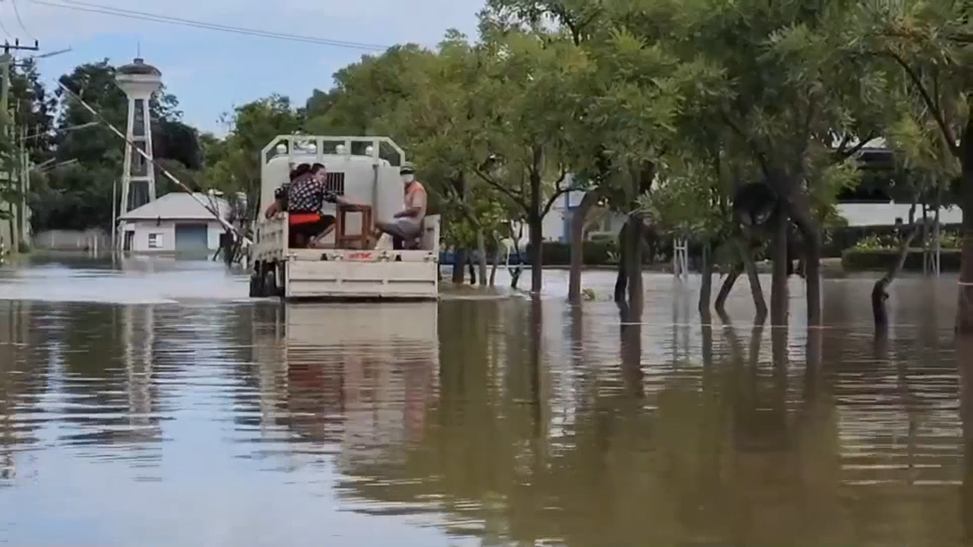 ด่วน! พิจิตร น้ำป่าทะลักท่วม โรงพยาบาลดงเจริญ เร่งย้ายผู้ป่วยวุ่น ด่วน! พิจิตร น้ำป่าทะลักท่วม โรงพยาบาลดงเจริญ เร่งย้ายผู้ป่วยวุ่น