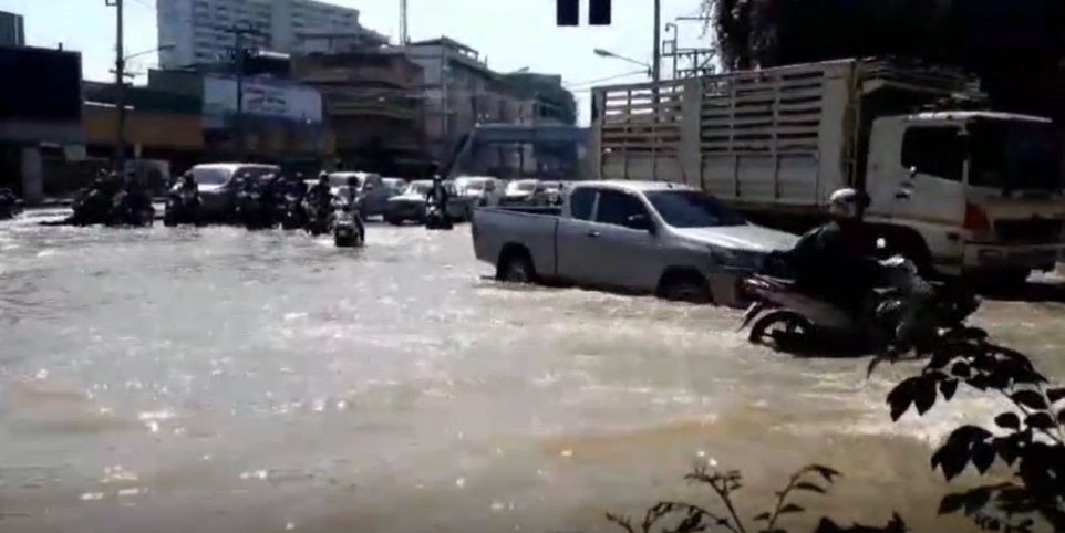 แยกพระราม 5 สาหัส! น้ำท่วมสูงรถผ่านไม่ได้ จนท.ปิดจราจรชั่วคราว