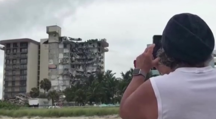 เร่งค้นหา 99 ชีวิตติดใต้ซากตึกถล่มในไมอามี