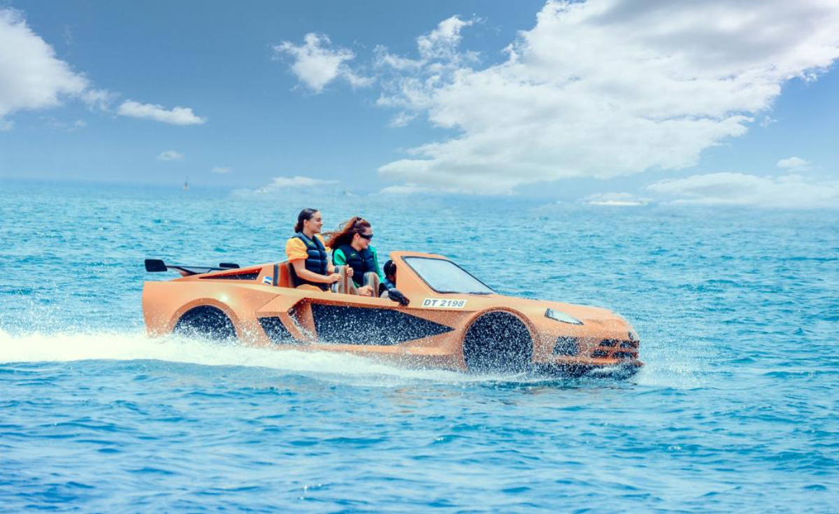 Jet Cars ซิ่งรถหรูบนผิวน้ำสไตล์วัยรุ่นดูไบ Jet Cars ซิ่งรถหรูบนผิวน้ำสไตล์วัยรุ่นดูไบ