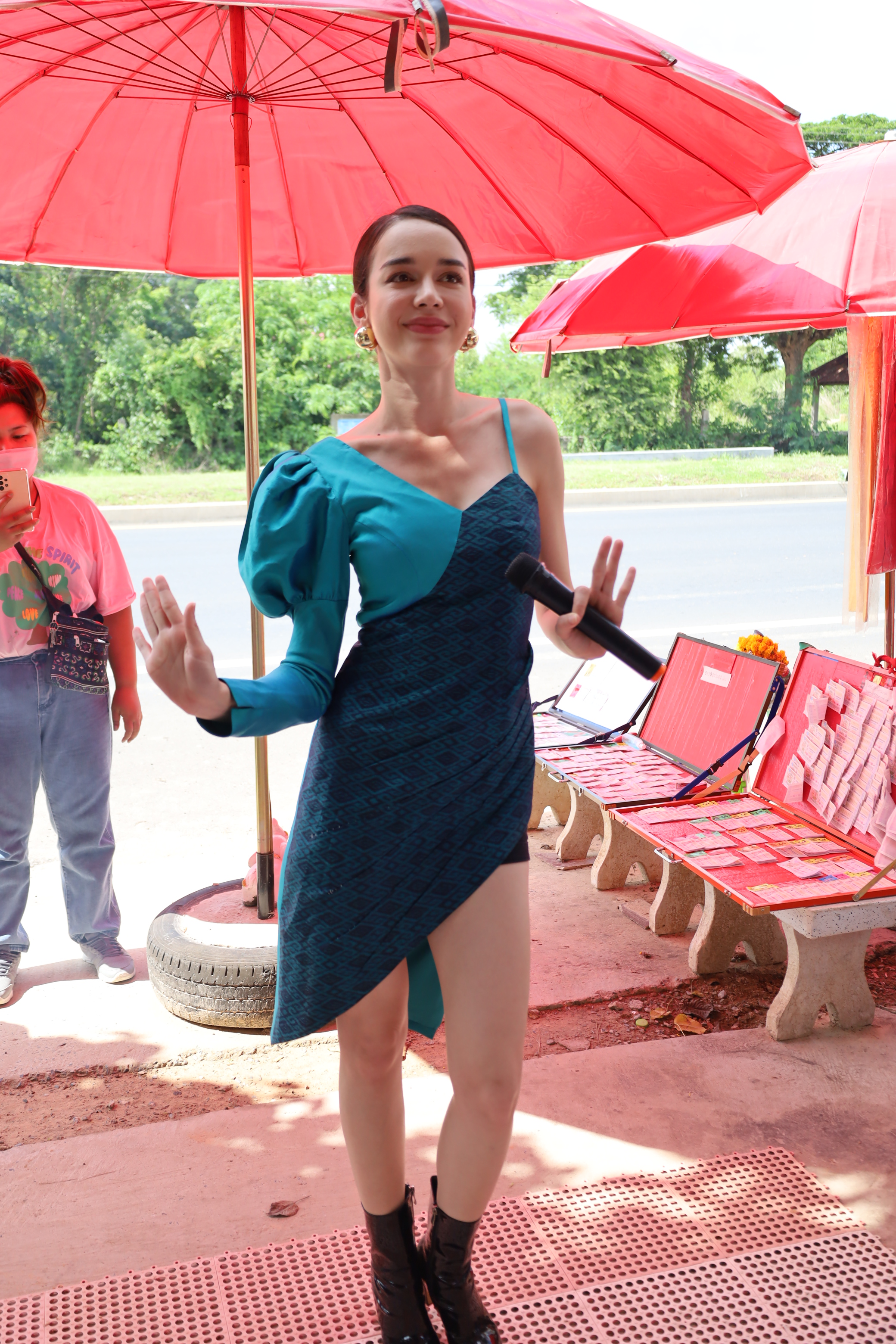 “สกาย มาเรีย” สัมผัสจิตกับ “แม่ฮันนี่ ศรีอีสาน” ขณะรำถวาย ไหว้ขอพร “สกาย มาเรีย” สัมผัสจิตกับ “แม่ฮันนี่ ศรีอีสาน” ขณะรำถวาย ไหว้ขอพร