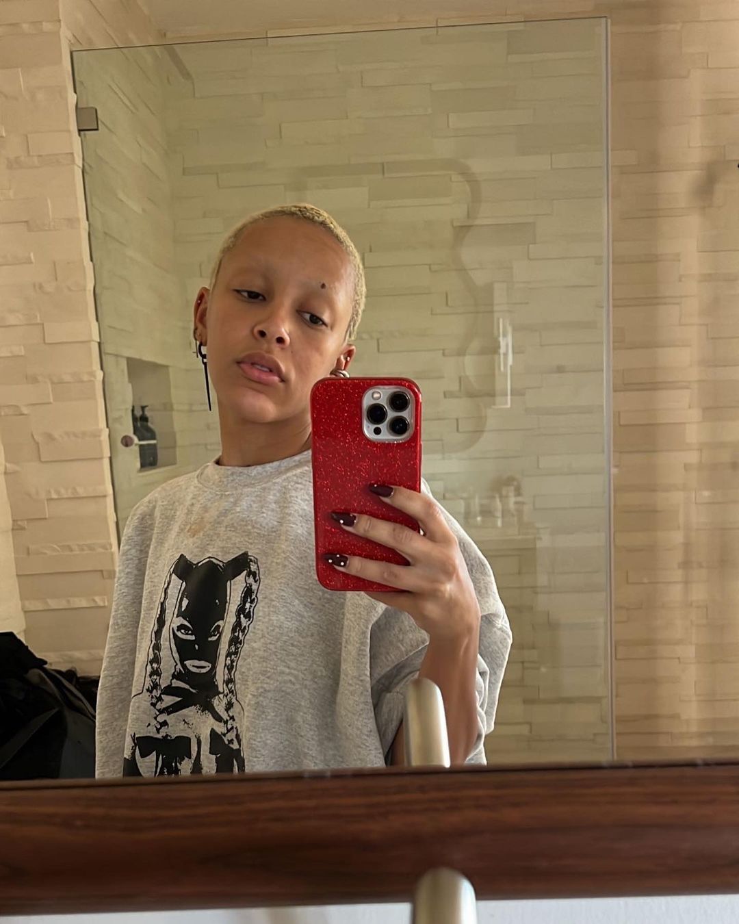 ตัวตึงที่ปารีส!! ‘โดจา แคท’ ชวนตื่นตารายวันกับลุคนั่งชมแฟชั่นโชว์